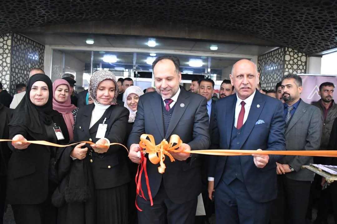 رئيس جامعة الفرات الأوسط يفتتح معرضًا فنيًا ووظيفيًا